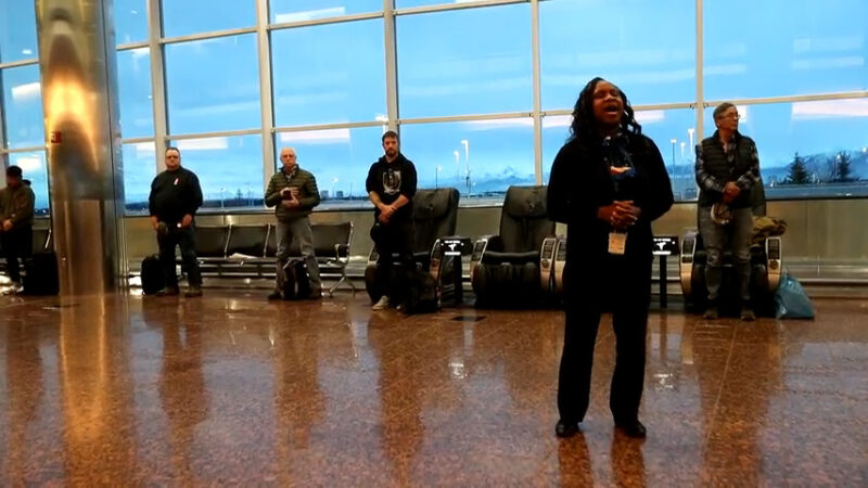 Himno americano en el aeropuerto de Anchorage, Alaska
